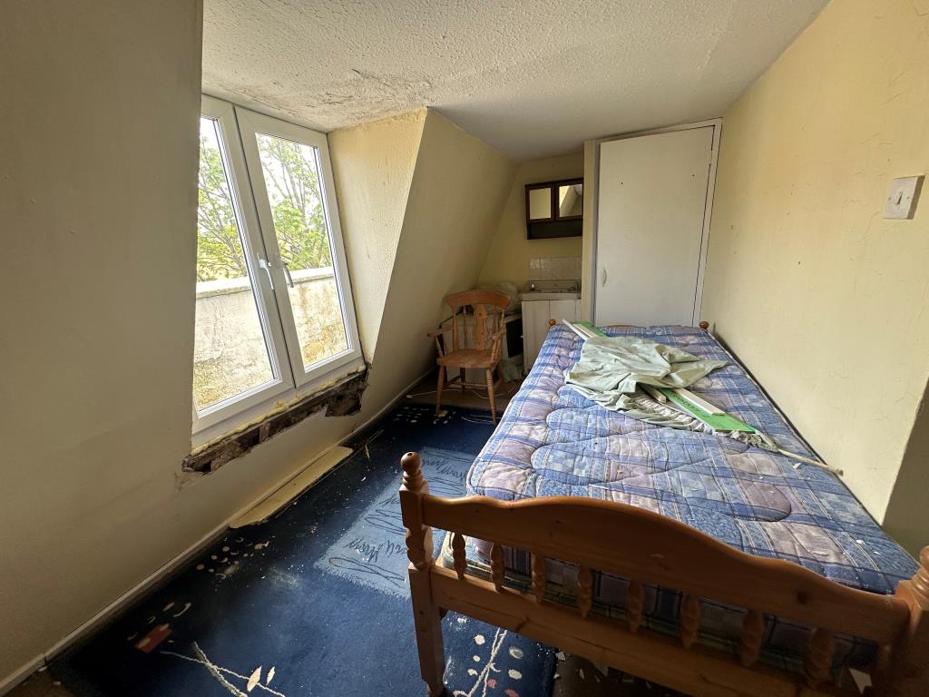 Lot: 95 - FREEHOLD BLOCK OF THREE FLATS - Flat three bedroom